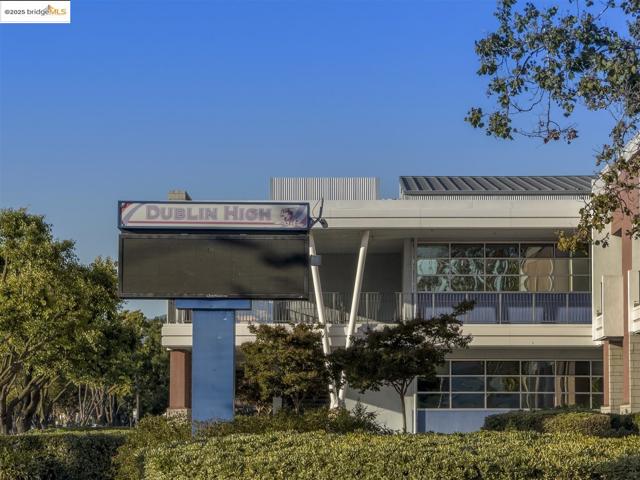 4153 Clarinbridge Cir, Dublin CA: https://media.crmls.org/mediaz/d844c14c-933a-4eb9-bf42-44329e1d386c.jpg