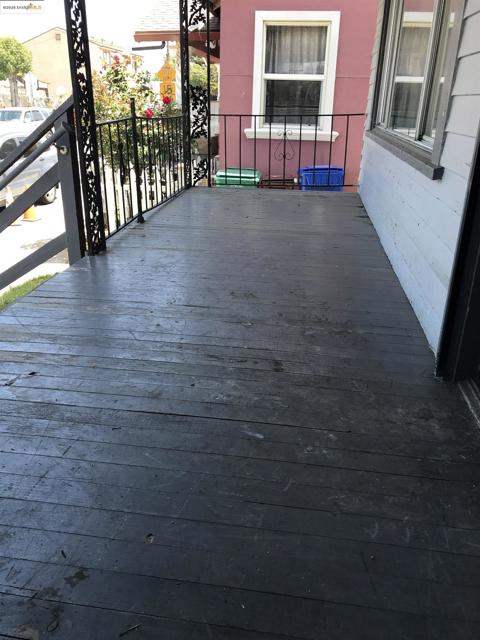 5607 Edgerly St, Oakland CA: https://media.crmls.org/mediaz/d8450b24-1de4-4798-8219-d86c54c3bcbe.jpg