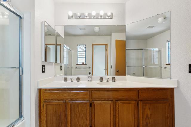 35 Leonard Ct, Alameda CA: https://media.crmls.org/mediaz/d845a35f-d791-456f-add4-1ddaf745c4d0.jpg