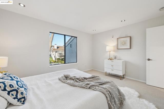 92 Schooner Ct, Richmond CA: https://media.crmls.org/mediaz/d845d17d-0297-475f-a567-c7acd5809597.jpg