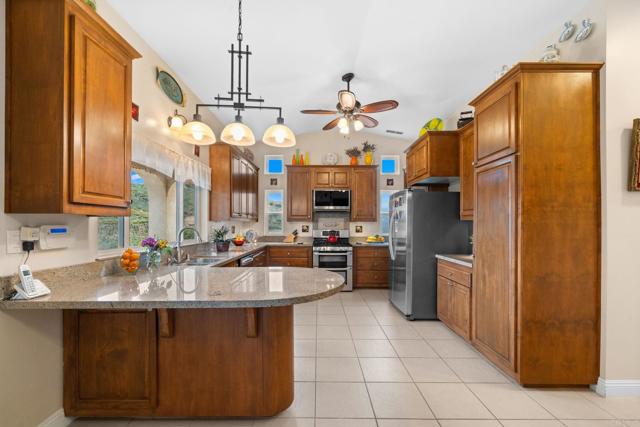 2389 Eric Road, Fallbrook CA: https://media.crmls.org/mediaz/d847bce0-21cc-47dc-9285-4f4ba0d08369.jpg