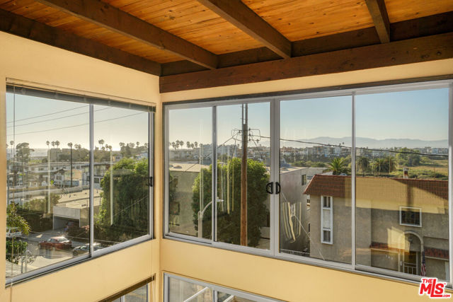 364 Pershing Drive, Playa del Rey CA: https://media.crmls.org/mediaz/d8482e3f-cbf1-4952-a499-66a90a472a60.jpg