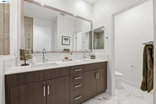 931 Edy Ln, Oakland CA: https://media.crmls.org/mediaz/d849250d-6f89-44ae-9e78-5416d1cfcc06.jpg