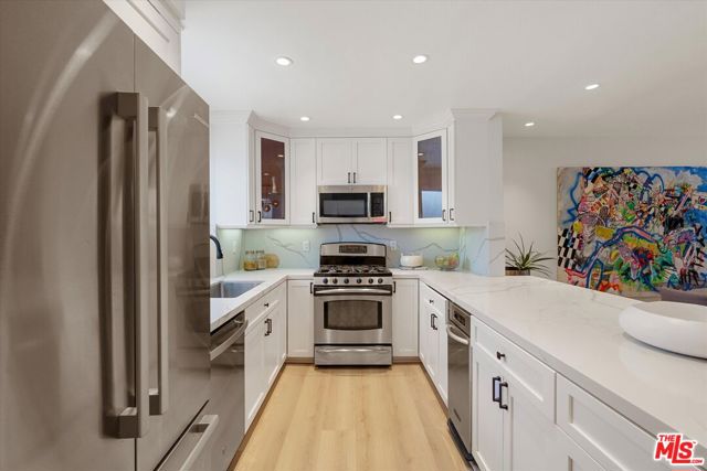 2108 Neilson Way, Santa Monica CA: https://media.crmls.org/mediaz/d84933db-9f02-4206-ac32-d277a2ca5ef6.jpg
