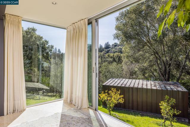 2 Crane Ct, Orinda CA: https://media.crmls.org/mediaz/d849bc63-795b-4e51-9529-eaa053e271a0.jpg