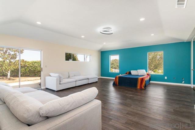 Image 12 of 75 For 37789 Avenida La Cresta