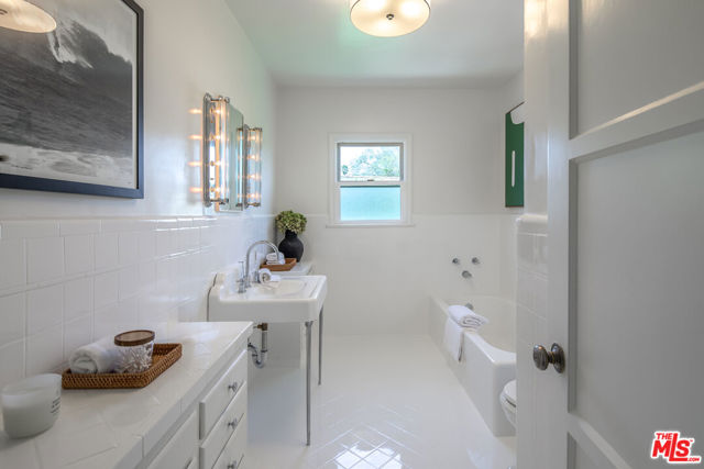 3987 Roxton Avenue, Los Angeles CA: https://media.crmls.org/mediaz/d84c7271-2e05-46f7-8d4b-d88a518291c3.jpg