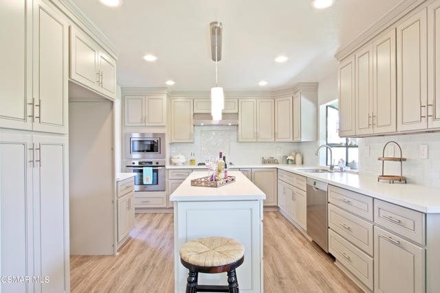 2624LemonDr-kitIsland3