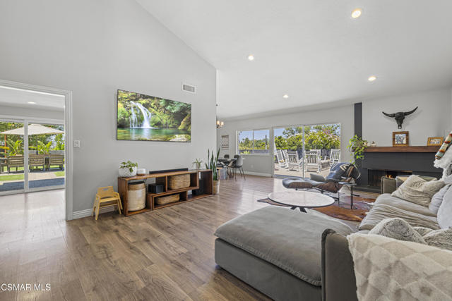 915 W Marcello Avenue, Thousand Oaks CA: https://media.crmls.org/mediaz/d84e22e3-78c4-46cf-b6d4-738ad74a526f.jpg