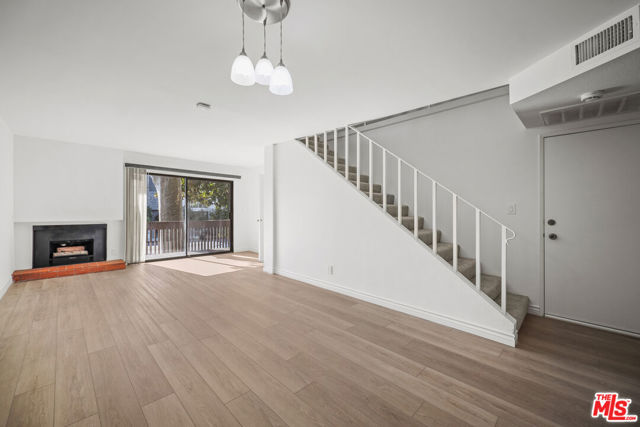 15207 Magnolia Boulevard, 116 photo 3