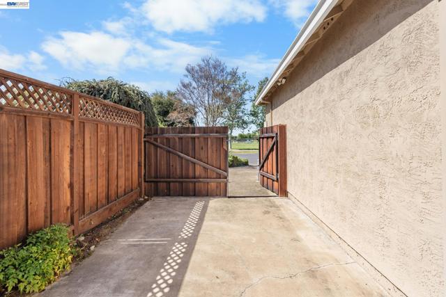 Image 34 of 40 For 912 Loyola Way