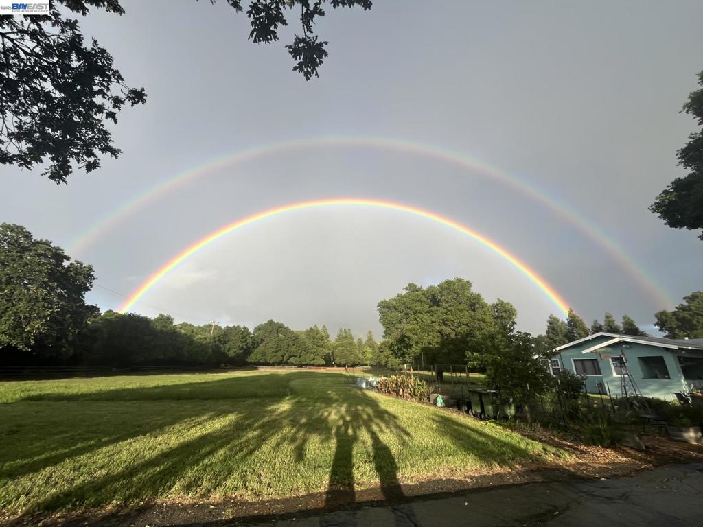 https://media.crmls.org/mediaz/d84f2bd9-8626-4c01-a97f-94e7375e4b63.jpg?preset=X-Large