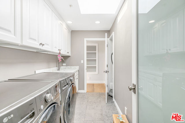 328 El Camino Drive, Beverly Hills CA: https://media.crmls.org/mediaz/d8500c63-08e4-4073-bbb3-21e79f0b3366.jpg