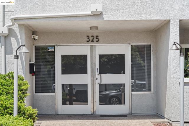 325 Kitty Hawk Rd, Alameda CA: https://media.crmls.org/mediaz/d850abb4-2a0c-47c0-90fb-fde55b816361.jpg
