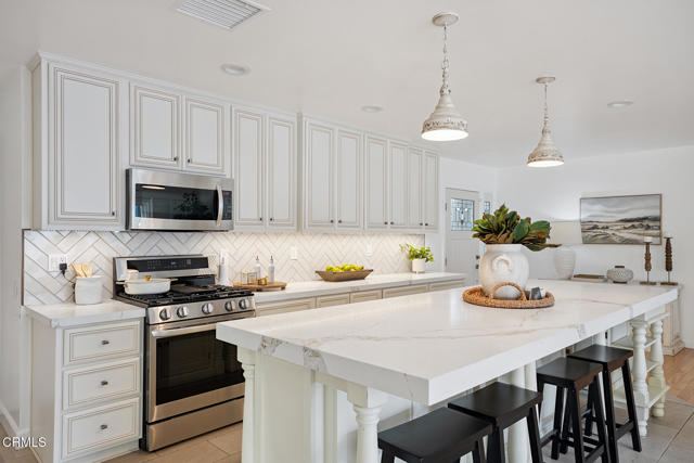10325 Darling Road, Ventura CA: https://media.crmls.org/mediaz/d8527086-a07a-48ba-96e4-d0613b289d49.jpg