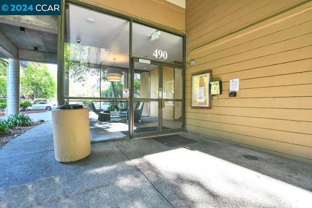490 N Civic Drive, Walnut Creek CA: https://media.crmls.org/mediaz/d8527d3d-32be-4d60-be92-6f5bef9c782f.jpg