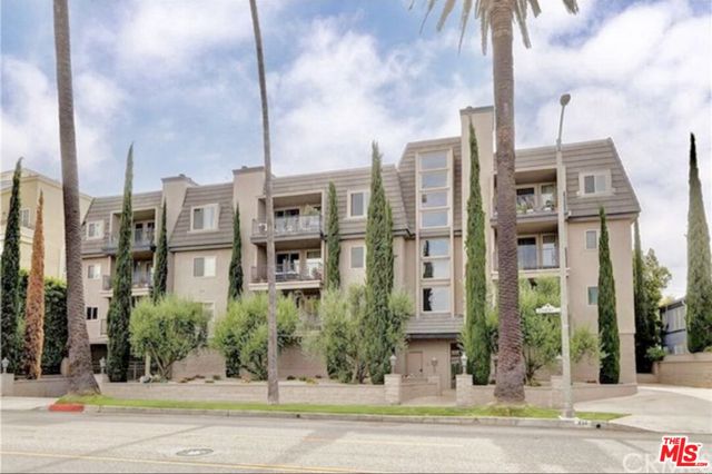 439 N Doheny Drive, Beverly Hills CA: https://media.crmls.org/mediaz/d853eb67-eda0-4d22-a899-37640162bc23.jpg