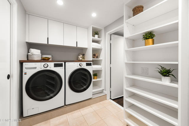 1046 Brookview Avenue, Westlake Village CA: https://media.crmls.org/mediaz/d853fcf3-8a41-476b-96c5-354a5b70fb1c.jpg