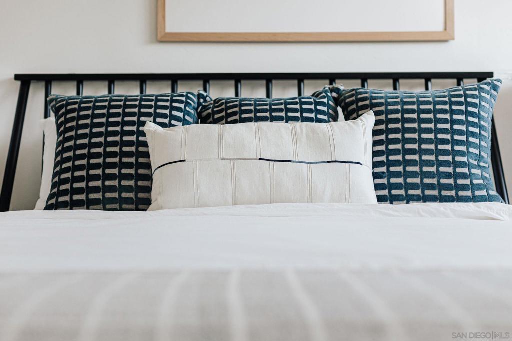 https://media.crmls.org/mediaz/d8540c08-3b84-4885-8a11-899b0ea2b3a7.jpg?preset=X-Large