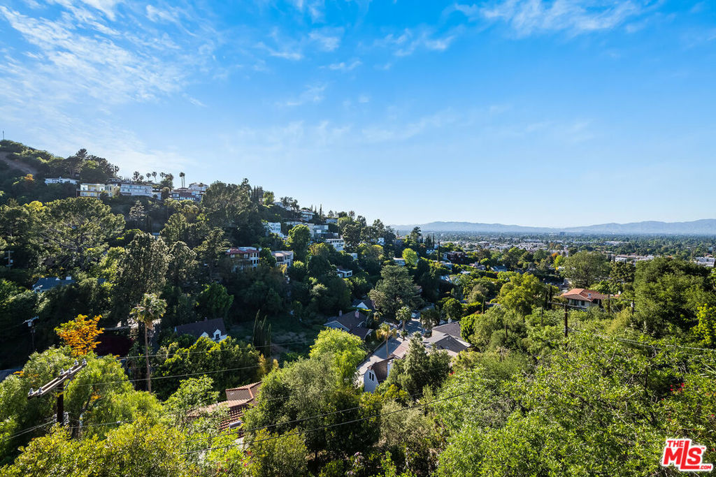 https://media.crmls.org/mediaz/d854ca66-459a-4b3e-ba37-02f5e7a718f7.jpg?preset=X-Large