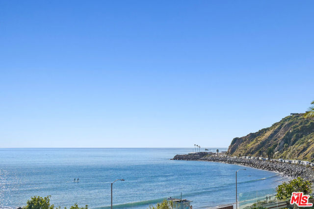 18000 Coastline Drive, Malibu CA: https://media.crmls.org/mediaz/d8598d62-4aa0-404e-b821-95b9ca9cab66.jpg
