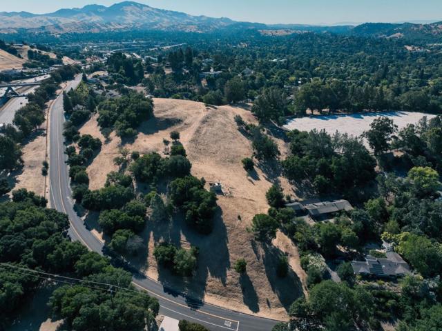 3101 Old Tunnel Road, Lafayette CA: https://media.crmls.org/mediaz/d8598ff8-276d-4078-9086-68e8c8b7f8ca.jpg