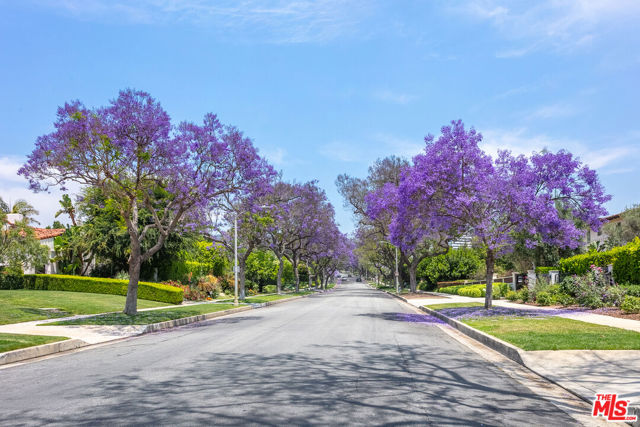 612 N Alta Drive, Beverly Hills CA: https://media.crmls.org/mediaz/d85b3f3a-d895-4c59-8fb6-8af2dcec7b59.jpg