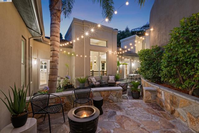 2005 TUNNEL RD, Oakland CA: https://media.crmls.org/mediaz/d85bdfda-2fdd-48ea-8cb8-f7b7d6bbb4f8.jpg