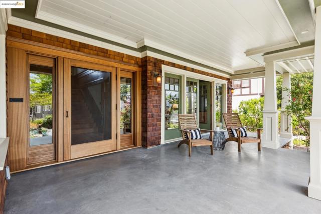 1015 Warfield Ave, Oakland CA: https://media.crmls.org/mediaz/d85ebe29-e946-499b-9c05-f8336b44c2ab.jpg