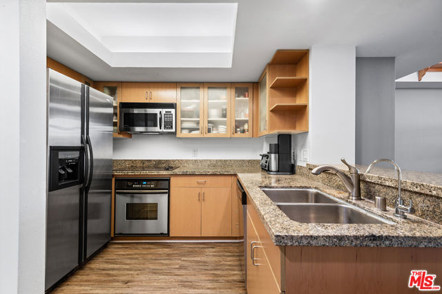 13700 Marina Pointe Drive, Marina del Rey CA: https://media.crmls.org/mediaz/d85edf3a-8398-4434-b2e5-c8b5dd025644.jpg