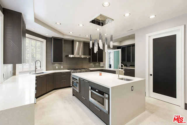 14132 Beresford Road, Beverly Hills CA: https://media.crmls.org/mediaz/d85fe94c-f73b-489a-9ced-0fd51a9388fe.jpg