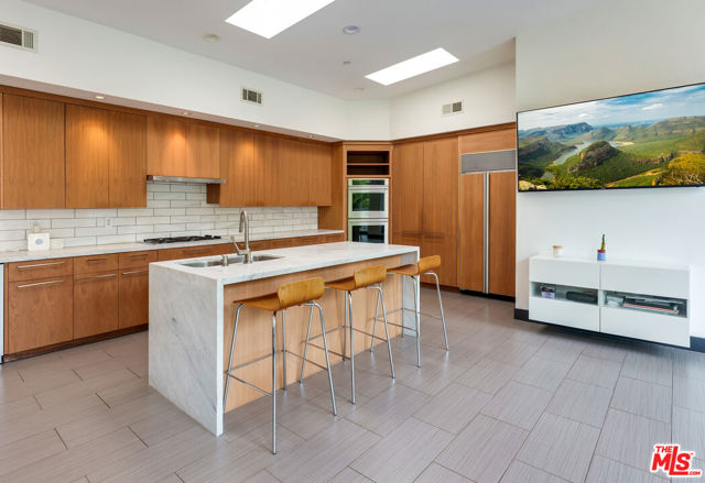 2929 Passmore Drive, Los Angeles CA: https://media.crmls.org/mediaz/d8606822-91b0-4318-afea-9fc1fcc3d0c6.jpg