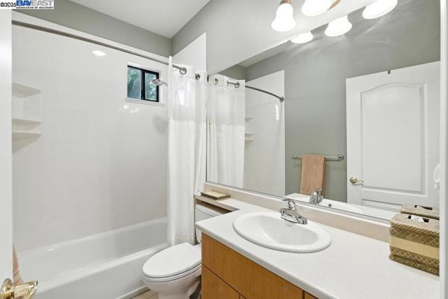 21798 Independent School Rd, Castro Valley CA: https://media.crmls.org/mediaz/d862d7c3-b661-402d-8e3e-07e28f6ea3a6.jpg