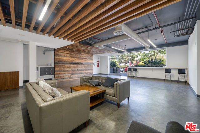 105 S Mariposa Avenue, Los Angeles CA: https://media.crmls.org/mediaz/d86488c0-4732-4395-9149-e3883fd71e69.jpg