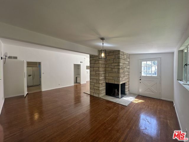 1555 San Ysidro Drive, Beverly Hills CA: https://media.crmls.org/mediaz/d864e59c-a02f-4b6e-b9c1-16208a958e14.jpg