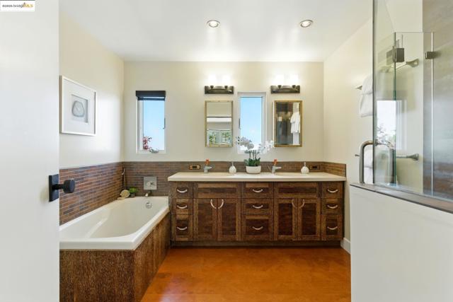 25 Holyrood Manor, Oakland CA: https://media.crmls.org/mediaz/d864fa6b-03f7-430a-9cb6-4c7810d05472.jpg