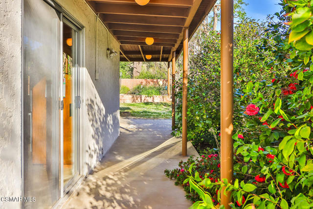 5260 Edgeware Drive, Calabasas CA: https://media.crmls.org/mediaz/d865555c-9165-4a45-95a2-38311b0b4383.jpg