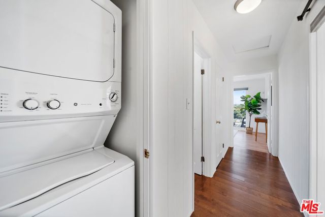 11689 Picturesque Drive, Studio City CA: https://media.crmls.org/mediaz/d865f2ca-641b-414a-a489-6c05bb21955b.jpg
