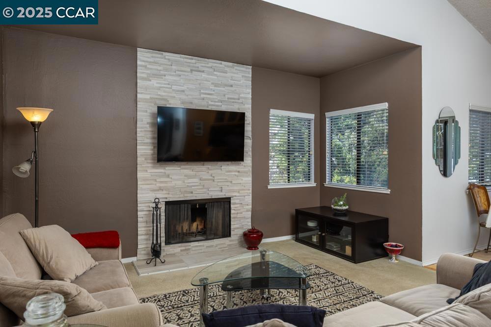 1086 Maywood Ln