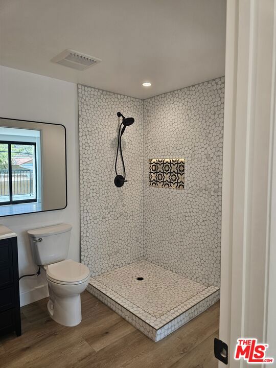 5247 1/2 W 9th Street, Los Angeles CA: https://media.crmls.org/mediaz/d86641e6-d2dc-4cf2-a2eb-2f0626e56f4f.jpg