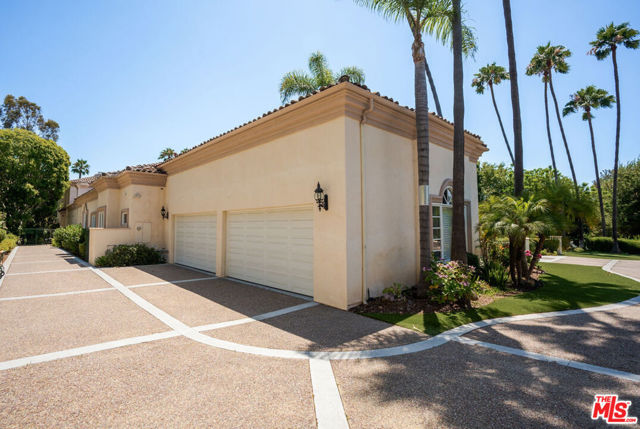 16727 Camino Sierra Del Sur Drive, Rancho Santa Fe CA: https://media.crmls.org/mediaz/d8670a9c-54f5-4a8f-98f9-ce6fd2ad756d.jpg