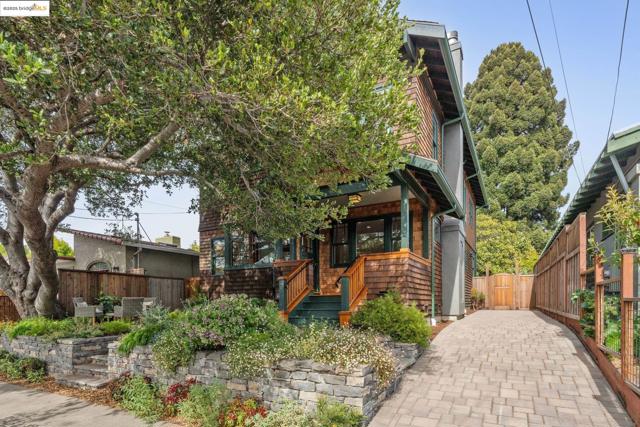 817 Curtis St, Albany CA: https://media.crmls.org/mediaz/d8679b32-2b0b-40c6-8488-eda896b04443.jpg