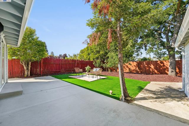 431 Alameda De Las Pulgas, Redwood City CA: https://media.crmls.org/mediaz/d86de383-63ca-437a-9076-15a97ee4ef40.jpg