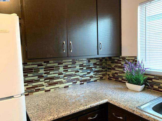 20240 Wisteria St, Castro Valley CA: https://media.crmls.org/mediaz/d86e1950-1bb0-49dc-80a9-9166a9aed225.jpg