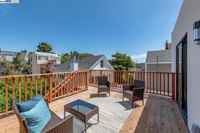 2356 15th St, San Francisco CA: https://media.crmls.org/mediaz/d86e7b20-0ed8-4636-b102-90e467f5bf4f.jpg