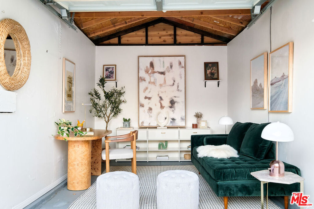 https://media.crmls.org/mediaz/d86f1e92-f7ff-41cc-b443-e7b4ba56172c.jpg?preset=X-Large
