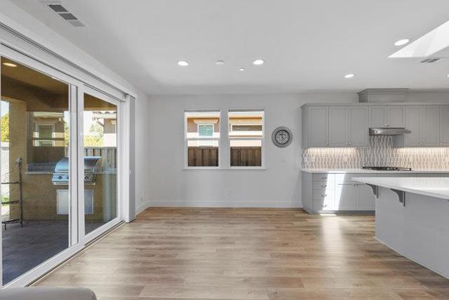 2008 White Oak Drive, Hollister CA: https://media.crmls.org/mediaz/d870e39c-7322-4d9e-9609-daf20e4d41e7.jpg