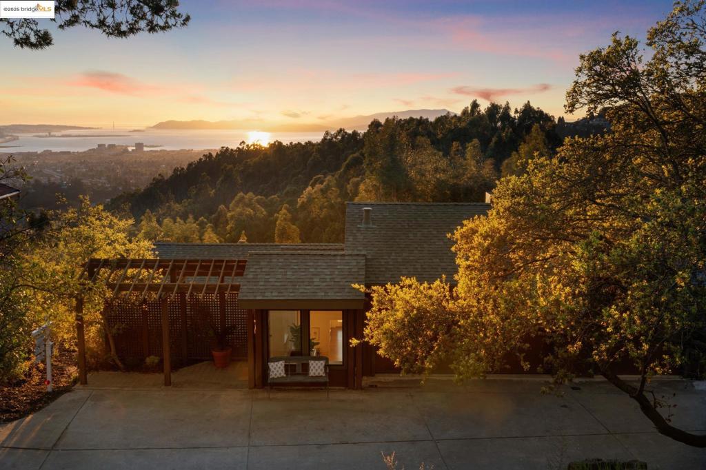 6049 Skyline Blvd