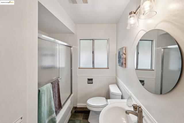 679 Mandana Blvd, Oakland CA: https://media.crmls.org/mediaz/d8716ee5-a072-45a1-a90c-1768230a2306.jpg