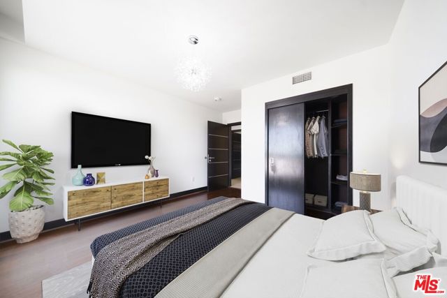 702 S Serrano Avenue, Los Angeles CA: https://media.crmls.org/mediaz/d87215d4-c666-4cc5-81ac-8c9217fee574.jpg
